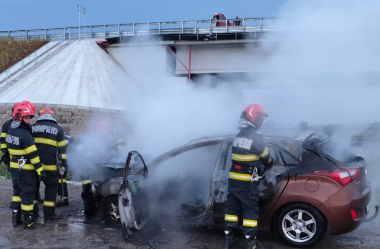 ULTIMA ORĂ Autoturism în flăcări pe șoseaua de centură a Focșaniului