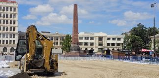 FOTO Revine nisipul în centrul Focșaniului / Primăria amenajează un teren de nisip în Piața Unirii pentru jocuri sportive