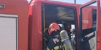 O casă din Tâmboiești arde generalizat