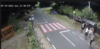 VIDEO ”Supărați” pe viață, câțiva tineri au dat cu pumnii într-o stație de autobuz și au spart sticle de bere pe asfalt, în Dălhăuți
