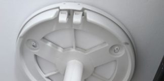 Ce mai distrug oamenii: dispenserele de hârtie igienică din Crângul Petrești / Apel la responsabilitate transmis de administrație