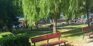 FOTO Spații publice distruse și mizerie în parc, după trecerea ”vandalilor”, în Mărășești