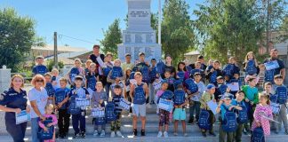 FOTO Rechizite și surprize dulci pentru elevi din Vârteșcoiu și Măicănești, din partea polițiștilor