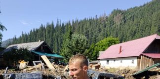 FOTO Pompier vrâncean, implicat într-o misiune de ajutorare a doi bătrâni dintr-o gospodărie izolată din Broșteni, județul Suceava