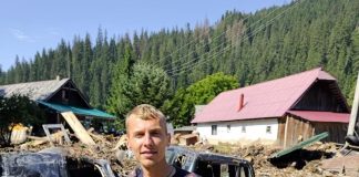 Pompierul vrâncean Cosmin Cosma, salvator prin vocație / Anul trecut a salvat 2 bătrâni izolați în Suceava, astăzi a intervenit la un incendiu și un accident, în timpul liber