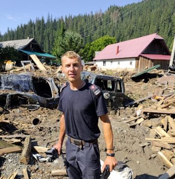 Pompierul vrâncean Cosmin Cosma, salvator prin vocație / Anul trecut a salvat 2 bătrâni izolați în Suceava, astăzi a intervenit la un incendiu și un accident, în timpul liber