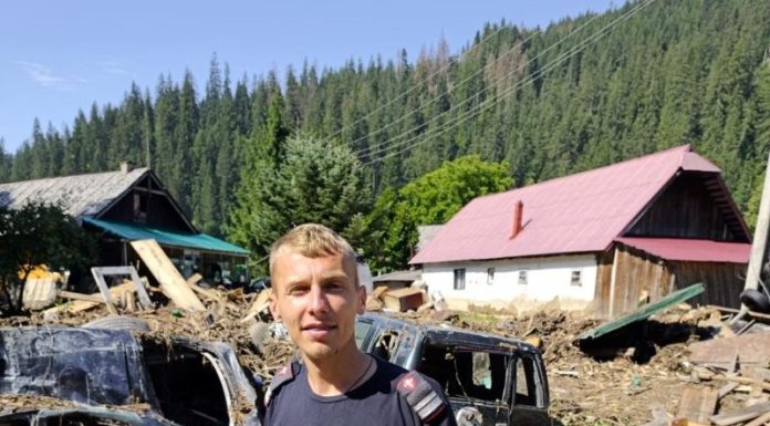 Pompierul vrâncean Cosmin Cosma, salvator prin vocație / Anul trecut a salvat 2 bătrâni izolați în Suceava, astăzi a intervenit la un incendiu și un accident, în timpul liber