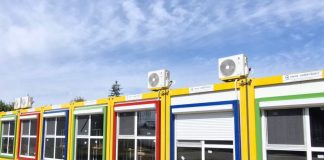 FOTO Elevii unei școli din Adjud vor învăța în spații modulare