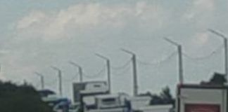 ULTIMA ORĂ Trafic blocat pe E85, la intrarea în Vrancea dinspre Buzău / O motocicletă s-a izbit de o mașină și a luat foc