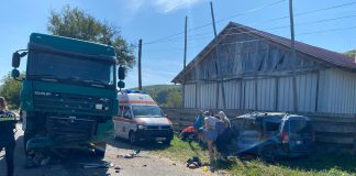 Trei persoane rănite într-un accident la Răcoasa