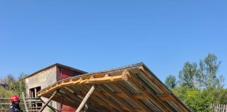 Un bărbat a murit la Poiana Cristei după ce acoperișul unei o anexe pe care o dărâma a căzut peste el