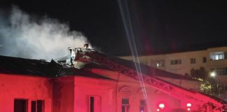 ULTIMA ORĂ Ard deșeuri și acoperișul la fostul Palat al Copiilor din Focșani