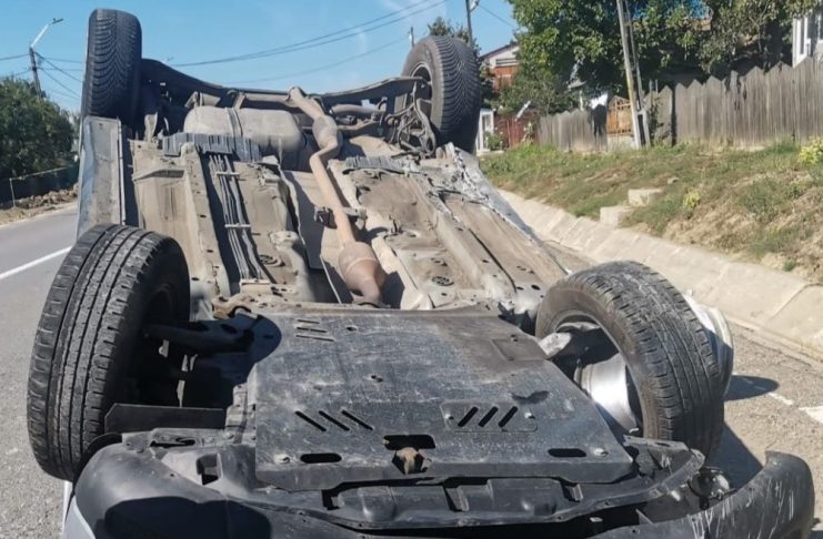 Mașină răsturnată la Măicănești