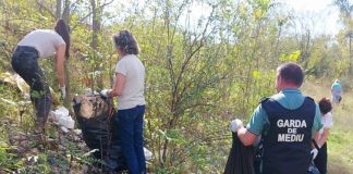 FOTO Comisarii de mediu au făcut curățenie în albia Siretului