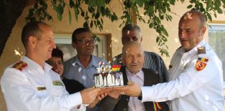 FOTO Veteran de război, sărbătorit la vârsta de 102 ani