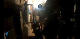 FOTO: Un bătrân din Tănăsoaia s-a baricadat în casă cu două cuțite în mână. El a amenințat că aruncă locuința în aer