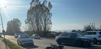 Motociclist, acroșat de o șoferiță la ieșirea din Focșani spre Vânători