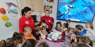 FOTO Crucea Roșie Vrancea, lecție de acordare a primului ajutor, cu cei mai mici cursanți