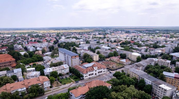 Focșani, în contextul crizei energetice: se reduce la jumătatea intensitatea luminoasă a led-urilor de iluminat public, autobuzele electrice nu se încarcă în intervalul 19.00-23:00