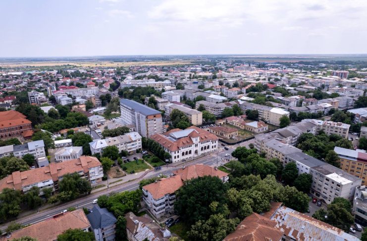 Focșani, în contextul crizei energetice: se reduce la jumătatea intensitatea luminoasă a led-urilor de iluminat public, autobuzele electrice nu se încarcă în intervalul 19.00-23:00