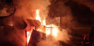 Casă în flăcări la Nereju