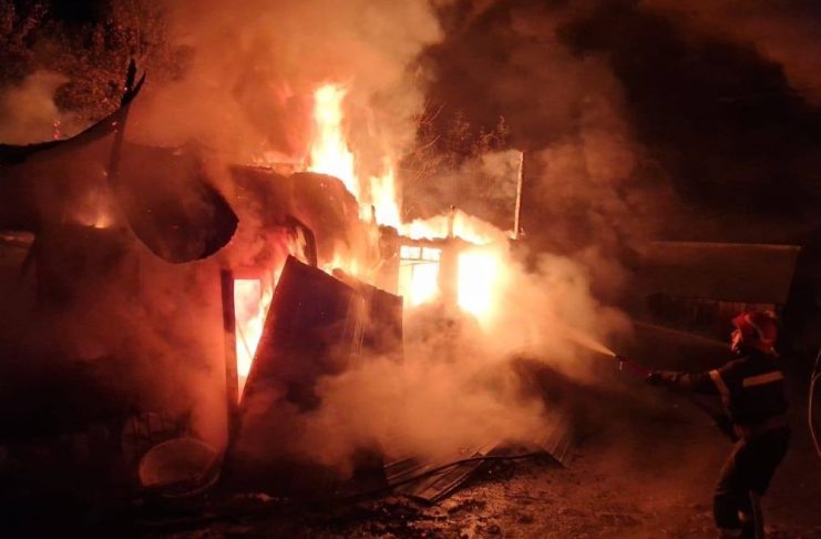 Casă în flăcări la Nereju