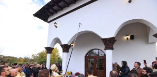 FOTO Arhiepiscopul Ciprian a sfințit noua biserică a Parohiei Hângulești
