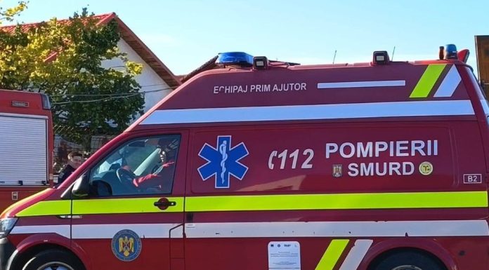 ULTIMA ORĂ Persoană în stare de inconștiență, scoasă de sub un mal de pământ