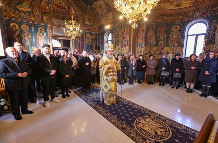 FOTO Arhiepiscopul Ciprian a slujit la biserica din satul Făurei
