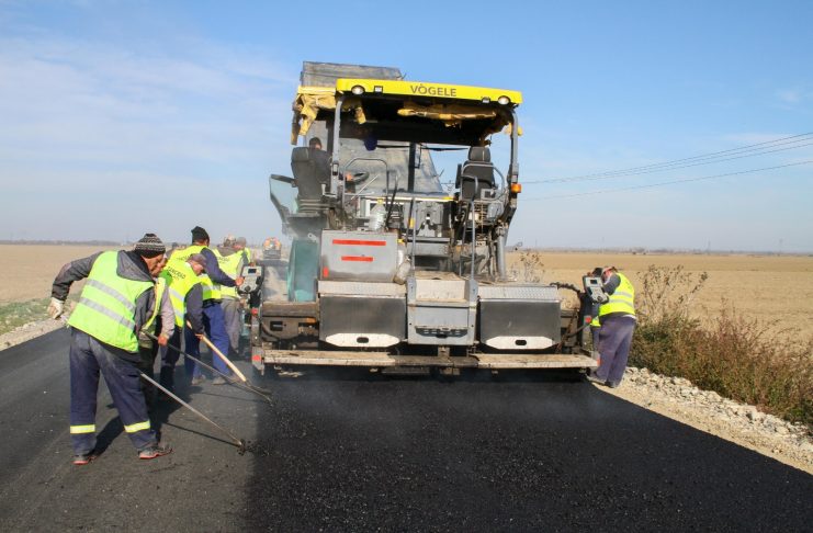 FOTO Continuă modernizarea rețelei de drumuri județene din Vrancea