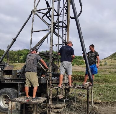 FOTO Sătenii din Poenile-Gura Caliței au în sfârșit acces la apă: un puț nou le schimbă viața