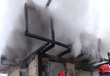 O casă din Tâmboești arde generalizat