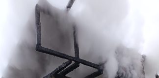 O casă din Tâmboești arde generalizat