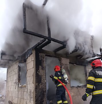 O casă din Tâmboești arde generalizat