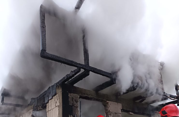 O casă din Tâmboești arde generalizat