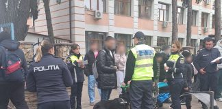 FOTO Polițiștii și jandarmii vrânceni, în mijlocul elevilor din Adjud