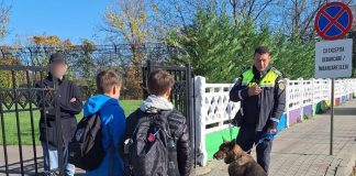 FOTO Polițiștii și jandarmii, acțiuni de prevenire în rândul elevilor din Focșani / 40 de elevi legitimați, 4 firme controlate