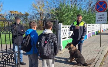 FOTO Polițiștii și jandarmii, acțiuni de prevenire în rândul elevilor din Focșani / 40 de elevi legitimați, 4 firme controlate