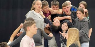 Elevii trupei de teatru Protha se pregătesc cu profesioniști pentru a pune în scenă operele lui Shakespeare