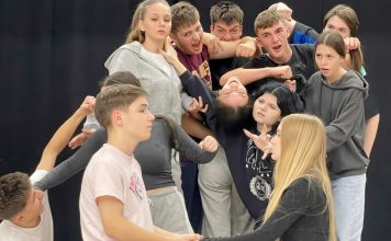 Elevii trupei de teatru Protha se pregătesc cu profesioniști pentru a pune în scenă operele lui Shakespeare