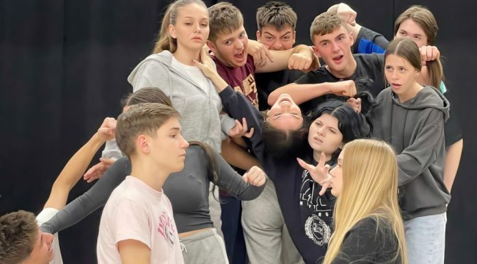 Elevii trupei de teatru Protha se pregătesc cu profesioniști pentru a pune în scenă operele lui Shakespeare