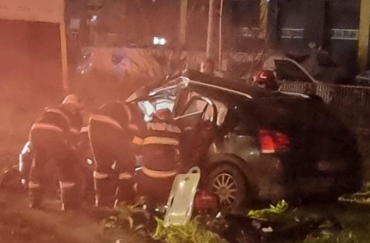 Accident pe centura Focșaniului. Două persoane încarcerate