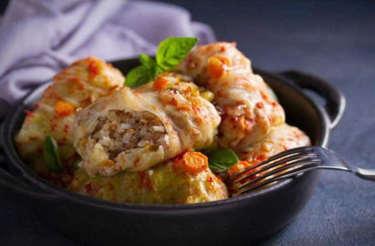 Sarmalele rămân în centrul gastronomiei naționale – ce loc ocupă micii, papanașii și fasolea cu ciolan