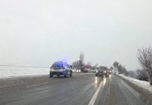 FOTO Două mașini s-au ciocnit pe E85 / Carosabilul este alunecos