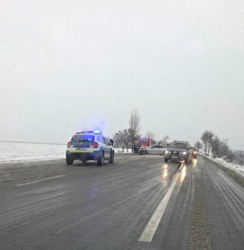 FOTO Două mașini s-au ciocnit pe E85 / Carosabilul este alunecos