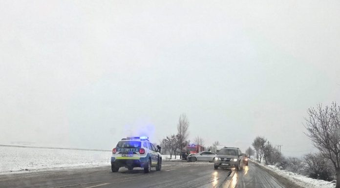 FOTO Două mașini s-au ciocnit pe E85 / Carosabilul este alunecos
