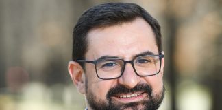 Șeful AFIR, Adrian Chesnoiu, ținut în brațe de ministrul agriculturii, deși e trimis în judecată pentru fapte de corupție