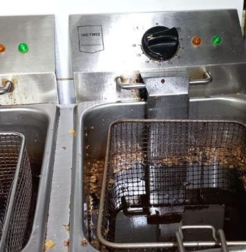 FOTO Ce a mai găsit Protecția Consumatorilor înainte de Crăciun: produse expirate sau păstrare în condiții improprii, informații incomplete și incorecte, echipamente murdare și uzate