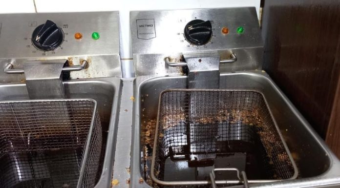 FOTO Ce a mai găsit Protecția Consumatorilor înainte de Crăciun: produse expirate sau păstrare în condiții improprii, informații incomplete și incorecte, echipamente murdare și uzate