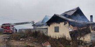 FOTO Locuință din Odobești, în flăcări. Intervin cinci echipaje de pompieri